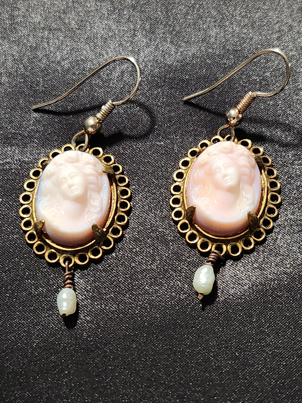 Vintage Pink Conch Shell Cameo Dangle Earrings Pearl Drop Gold Tone